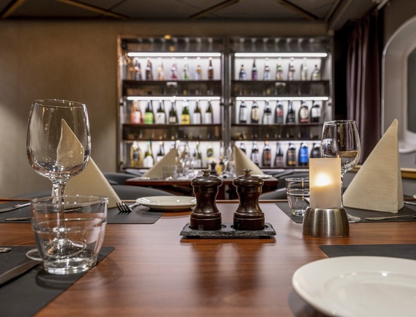 Hurtigruten Coastal Express MS Vesteralen Restaurant - Credit TOR FARSTAD 2.JPG